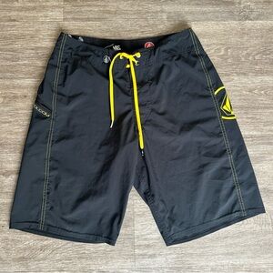 Volcom Men's Black Swim Shorts size 31
